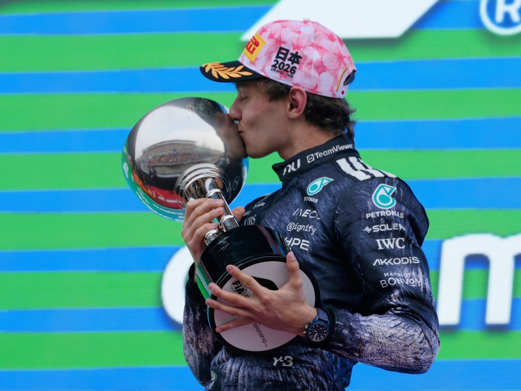 Mercedes-Pilot Kimi Antonelli freut sich nach seinem Triumph in Japan.