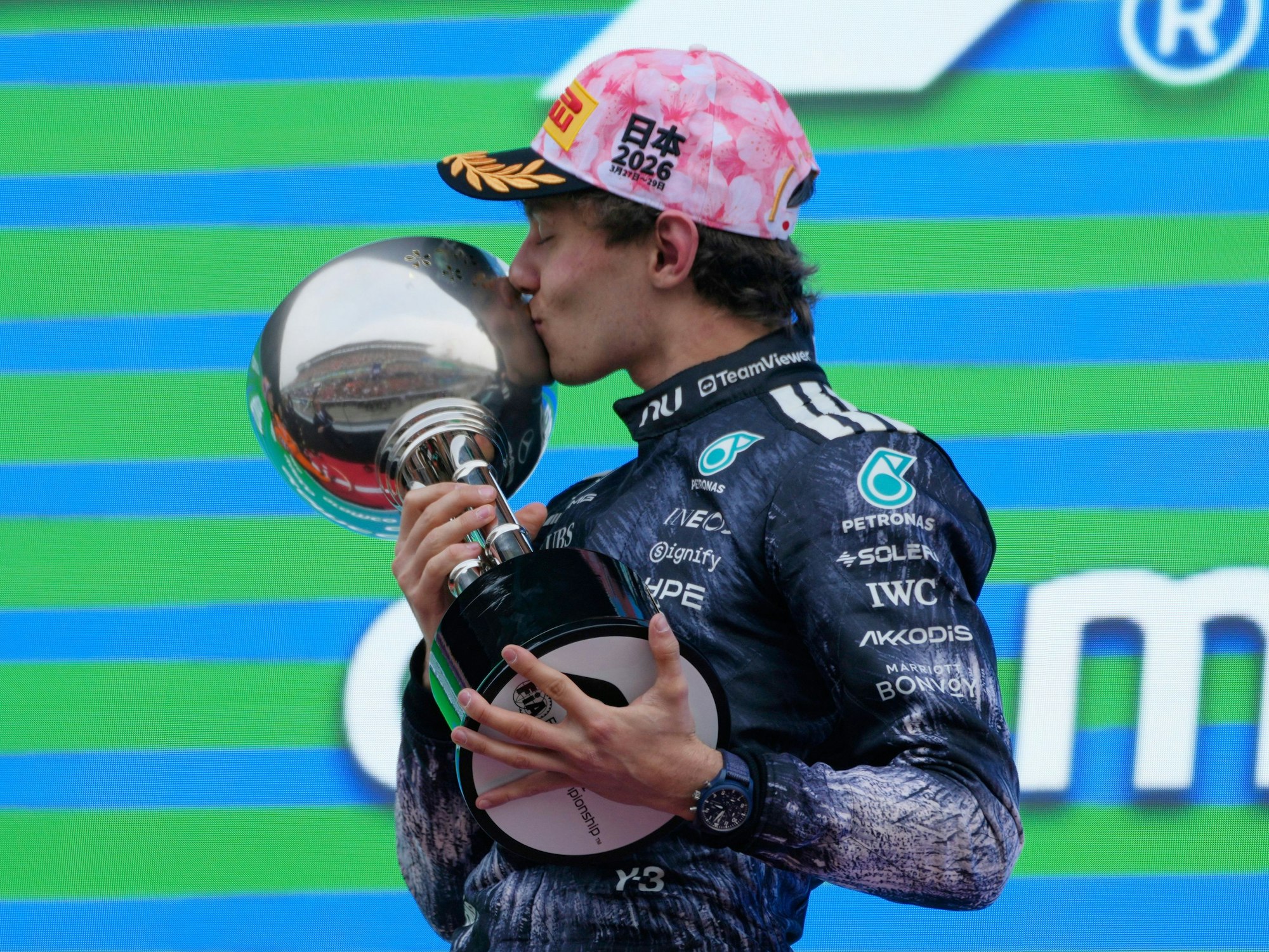 Mercedes-Pilot Kimi Antonelli freut sich nach seinem Triumph in Japan.