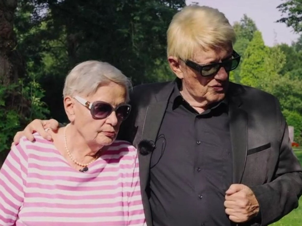 Mit seiner inzwischen verstorbenen Schwester Hannelore besucht Heino in der RTL-Doku „Karamba, Karacho, Kult!“ das Grab der Mutter. (Bild: RTL)