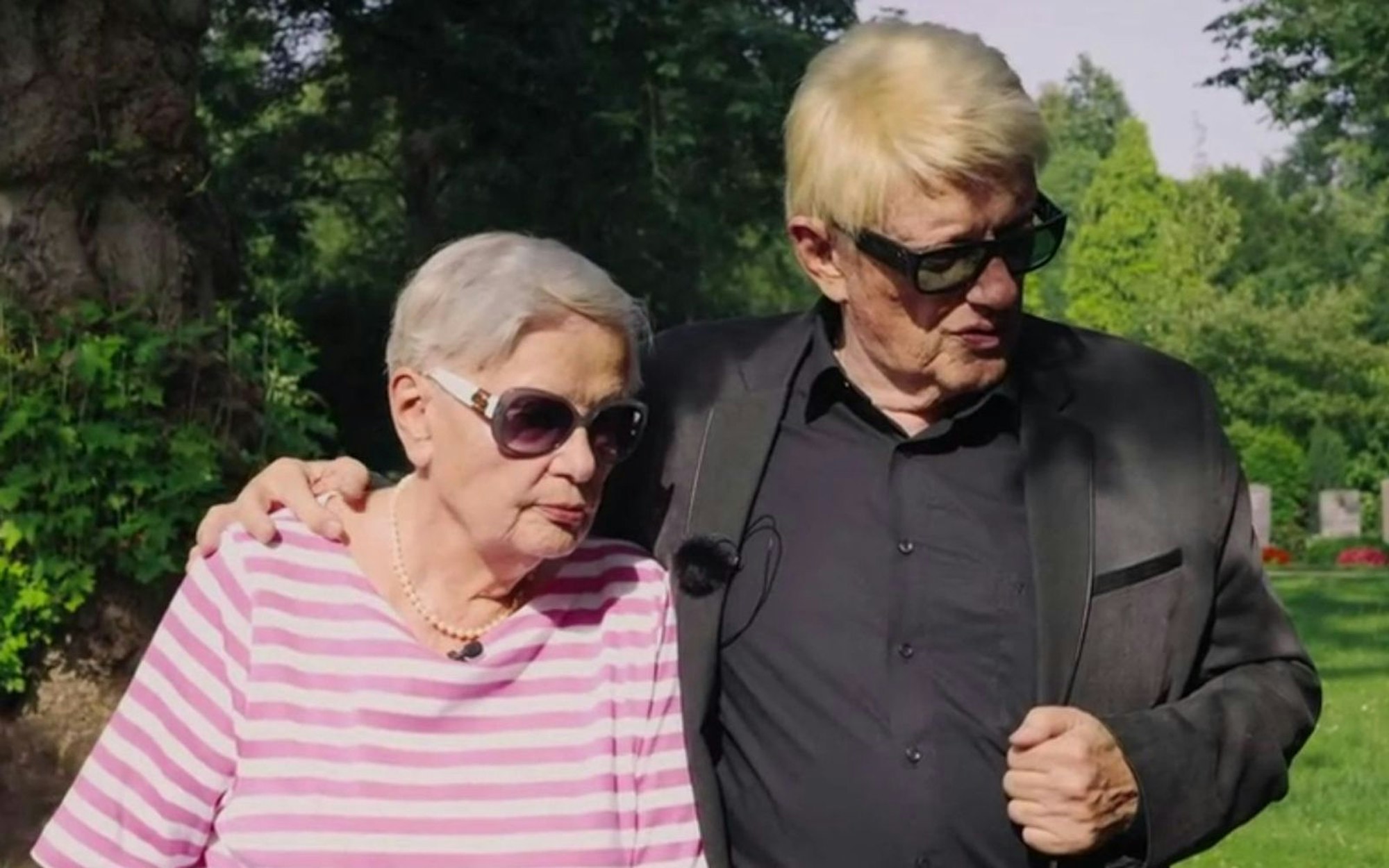 Mit seiner inzwischen verstorbenen Schwester Hannelore besucht Heino in der RTL-Doku „Karamba, Karacho, Kult!“ das Grab der Mutter. (Bild: RTL)