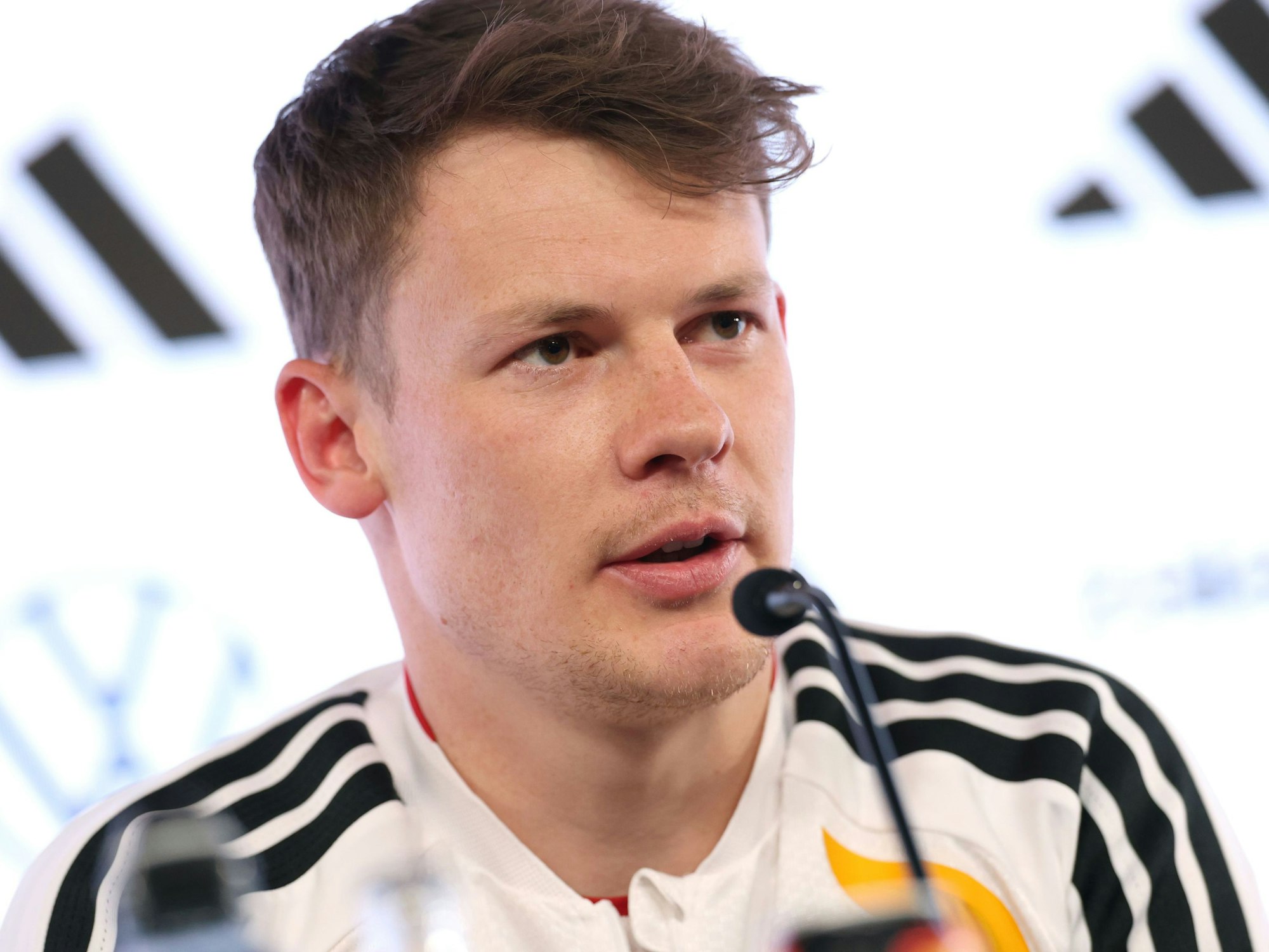 Torwart Alexander Nübel spricht während der Pressekonferenz.