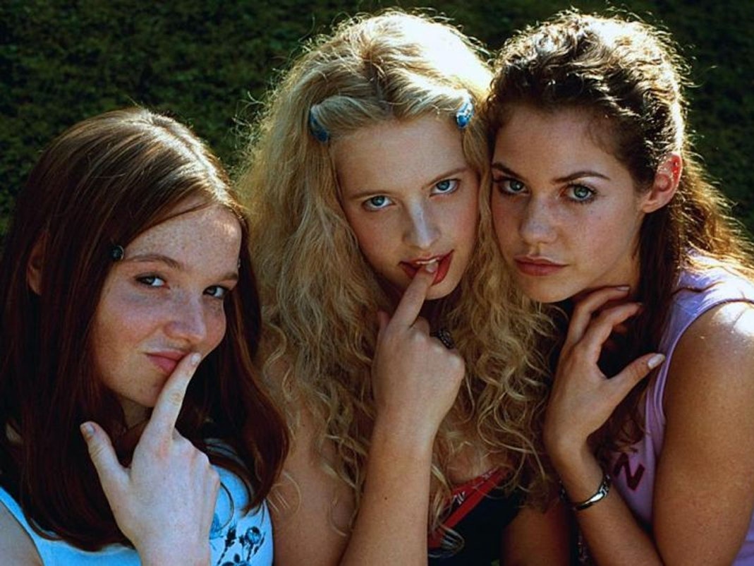 Drei Schülerinnen treibt eine einzige Frage um: Wie kommt Frau zum Höhepunkt? Vor 25 Jahren machte „Mädchen, Mädchen“ (Bild) ihre Darstellerinnen und Darsteller zu Stars, darunter Diana Amft (Mitte), Karoline Herfurth (links) und Felicitas Woll. (Bild: Constantin Film)