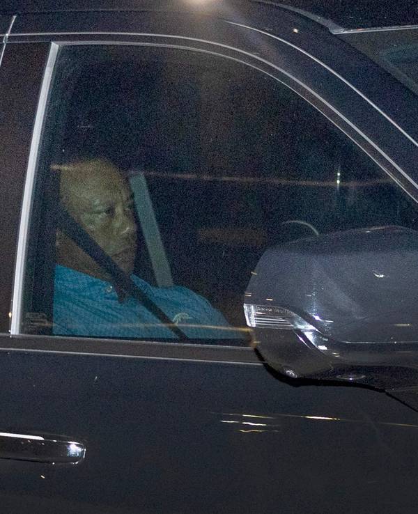 Tiger Woods wird aus dem Gefängnis von Martin County abgeholt, nachdem er am 27. März 2026 in Stuart, Florida, nach einem Autounfall wegen Trunkenheit am Steuer festgenommen worden ist.