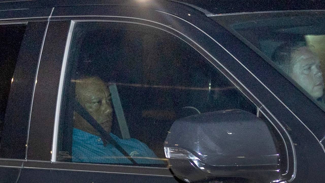 Tiger Woods wird aus dem Gefängnis von Martin County abgeholt, nachdem er am 27. März 2026 in Stuart, Florida, nach einem Autounfall wegen Trunkenheit am Steuer festgenommen worden ist.