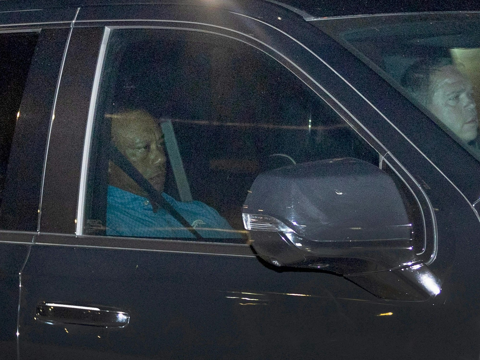 Tiger Woods wird aus dem Gefängnis von Martin County abgeholt, nachdem er am 27. März 2026 in Stuart, Florida, nach einem Autounfall wegen Trunkenheit am Steuer festgenommen worden ist.