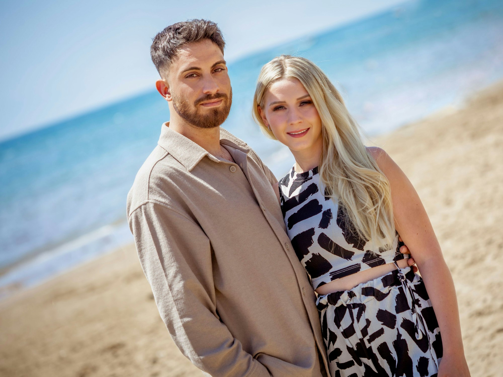 Servet und Loredana, hier am Strand, haben sich getrennt – und wieder zusammengerauft.