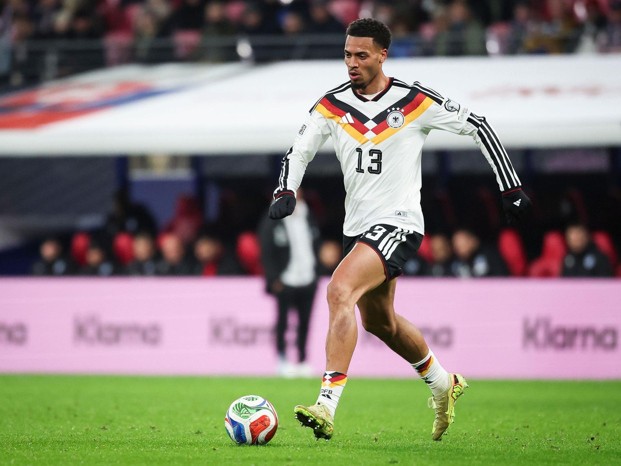 Felix Nmecha mit Ball in Aktion.