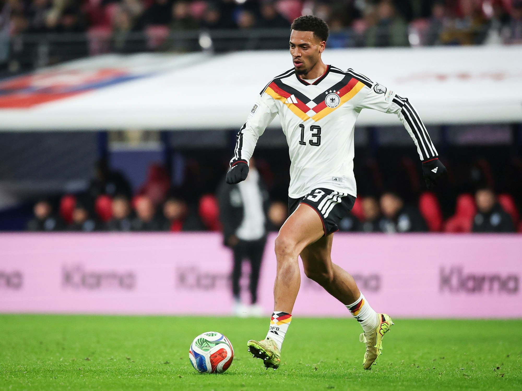 Felix Nmecha mit Ball in Aktion.