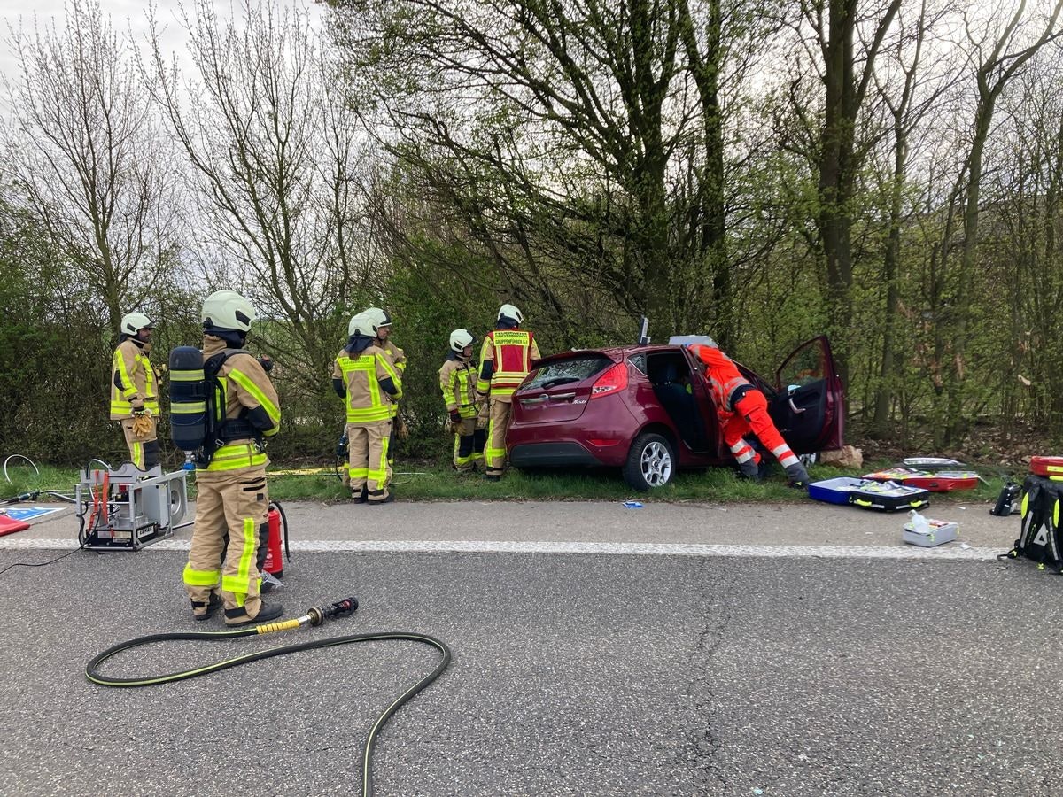 Verkehrsunfall auf der L361 in Grevenbroich mit zwei Verletzten.