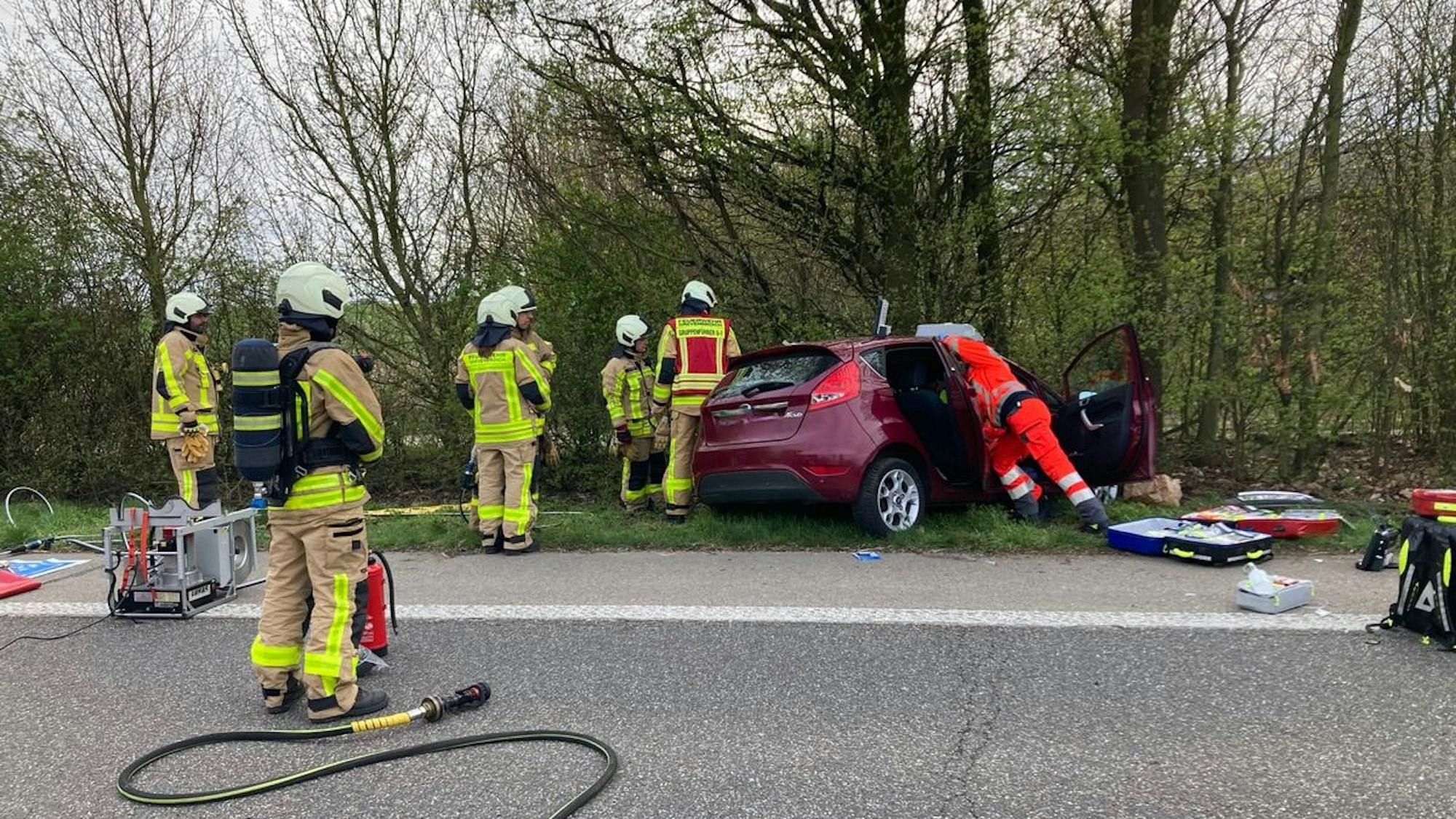 Verkehrsunfall auf der L361 in Grevenbroich mit zwei Verletzten.