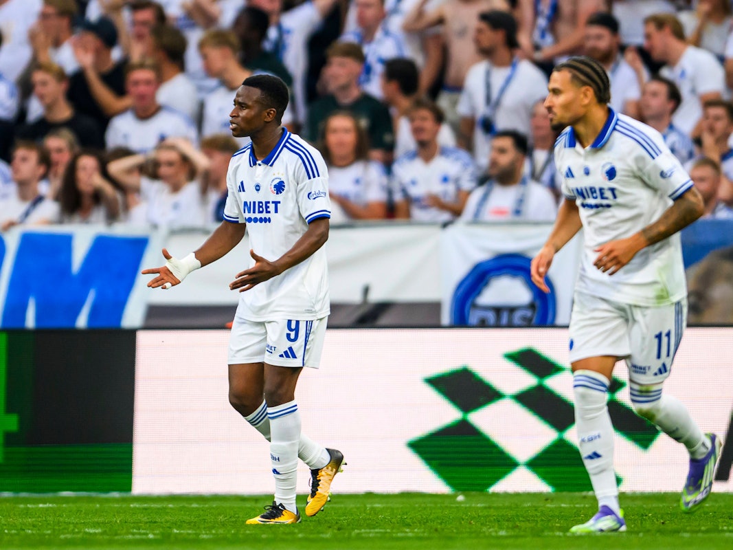 Youssoufa Moukoko (l.) hebt kritisch die Arme.