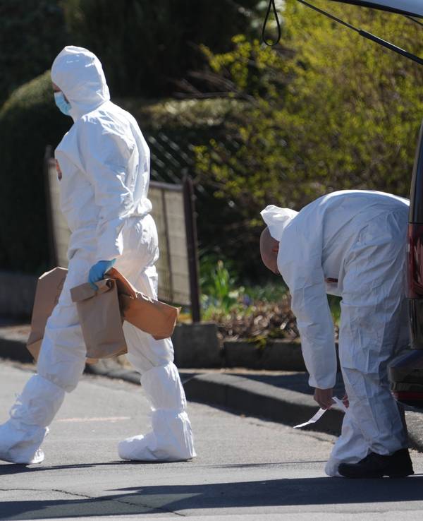 Mitarbeiter der Spurensicherung bereiten sich auf einen Einsatz vor.