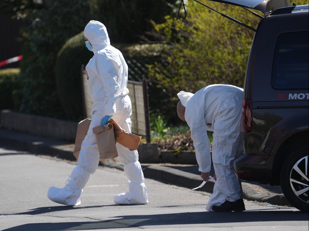 Mitarbeiter der Spurensicherung bereiten sich auf einen Einsatz vor.
