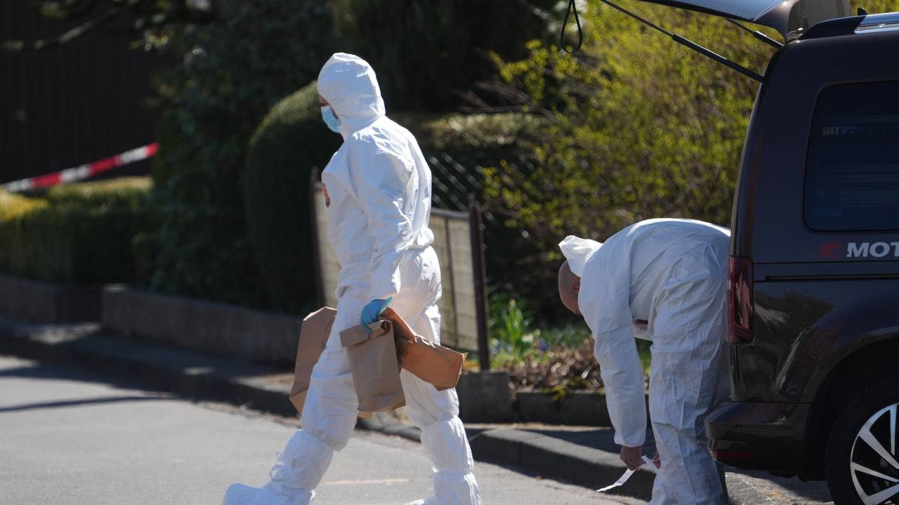 Mitarbeiter der Spurensicherung bereiten sich auf einen Einsatz vor.