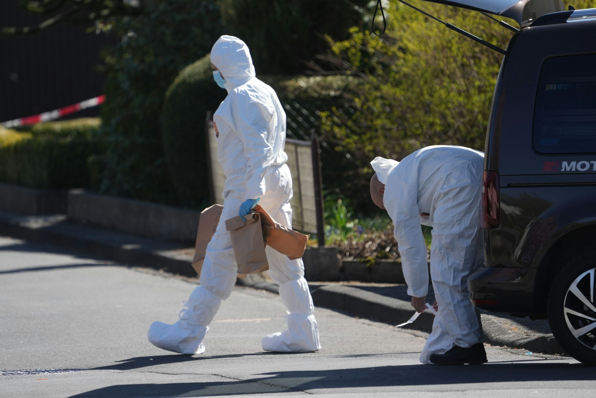 Mitarbeiter der Spurensicherung bereiten sich auf einen Einsatz vor.