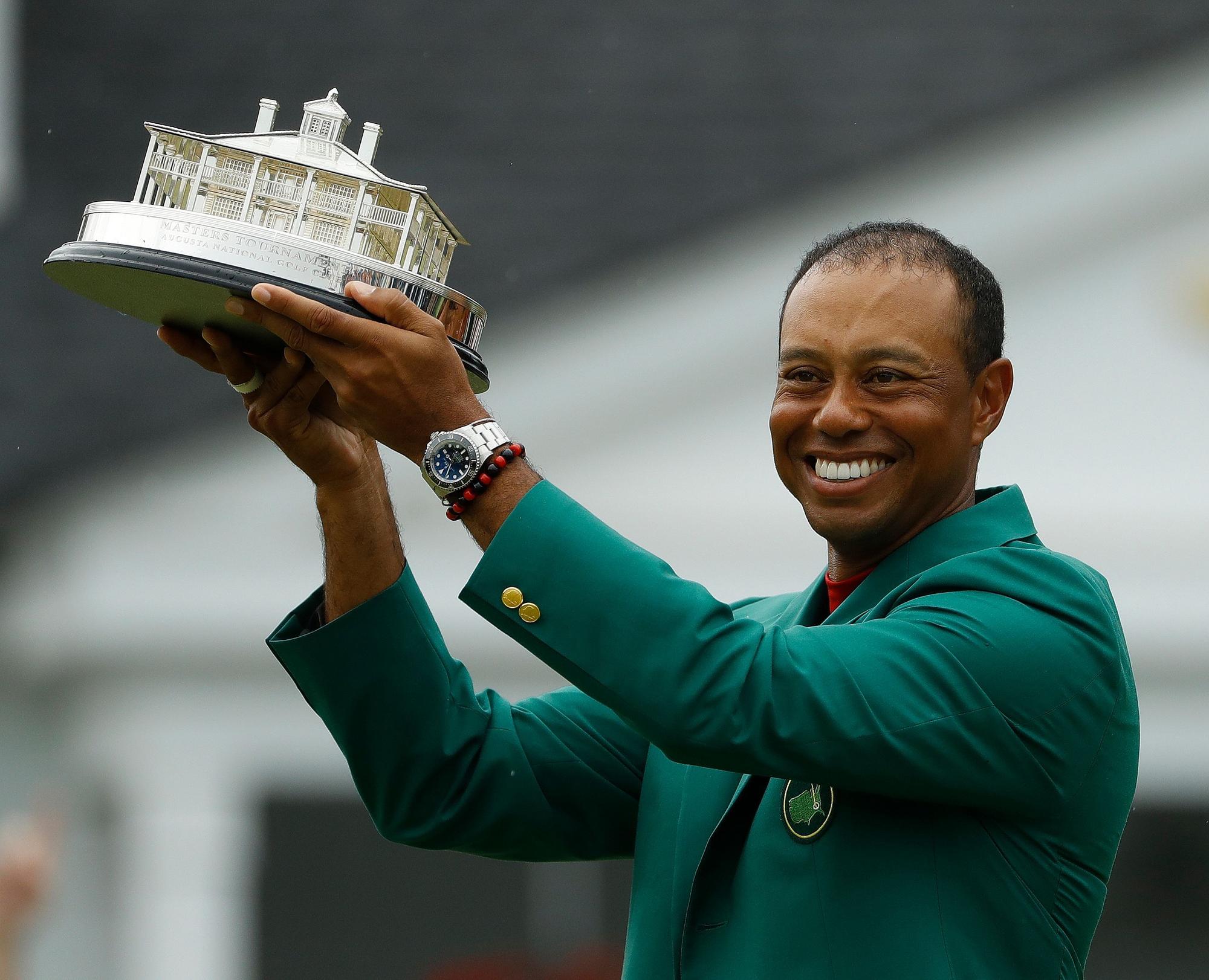 Tiger Woods freut sich mit dem berühmten grünen Sieger-Jackett über seinen fünften Masters-Sieg im Jahr 2019.