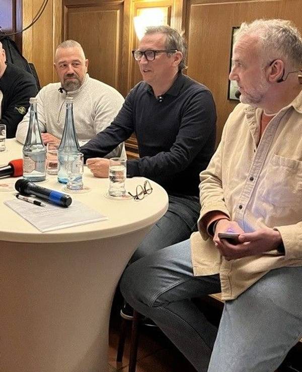 Martin Schlüter, Stephan Schell, Lionel Souque und Dan Dickopf auf der Bühne.