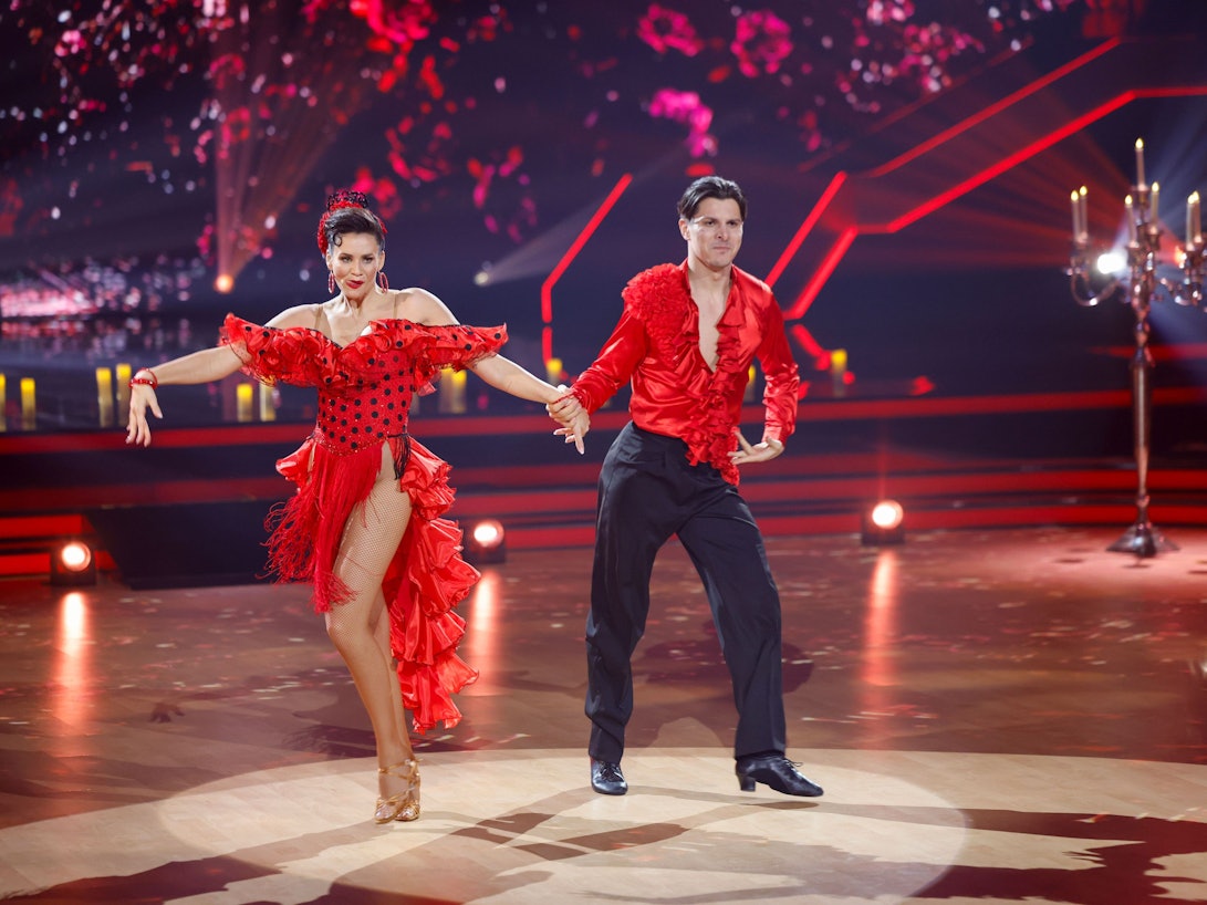 29.03.2026, Nordrhein-Westfalen, Köln: Betty Taube, Content Creatorin, und Profitänzer Alexandru Ionel tanzen in der RTL-Tanzshow «Let's Dance» im Coloneum auf der Bühne. Foto: Thomas Banneyer/dpa +++ dpa-Bildfunk +++