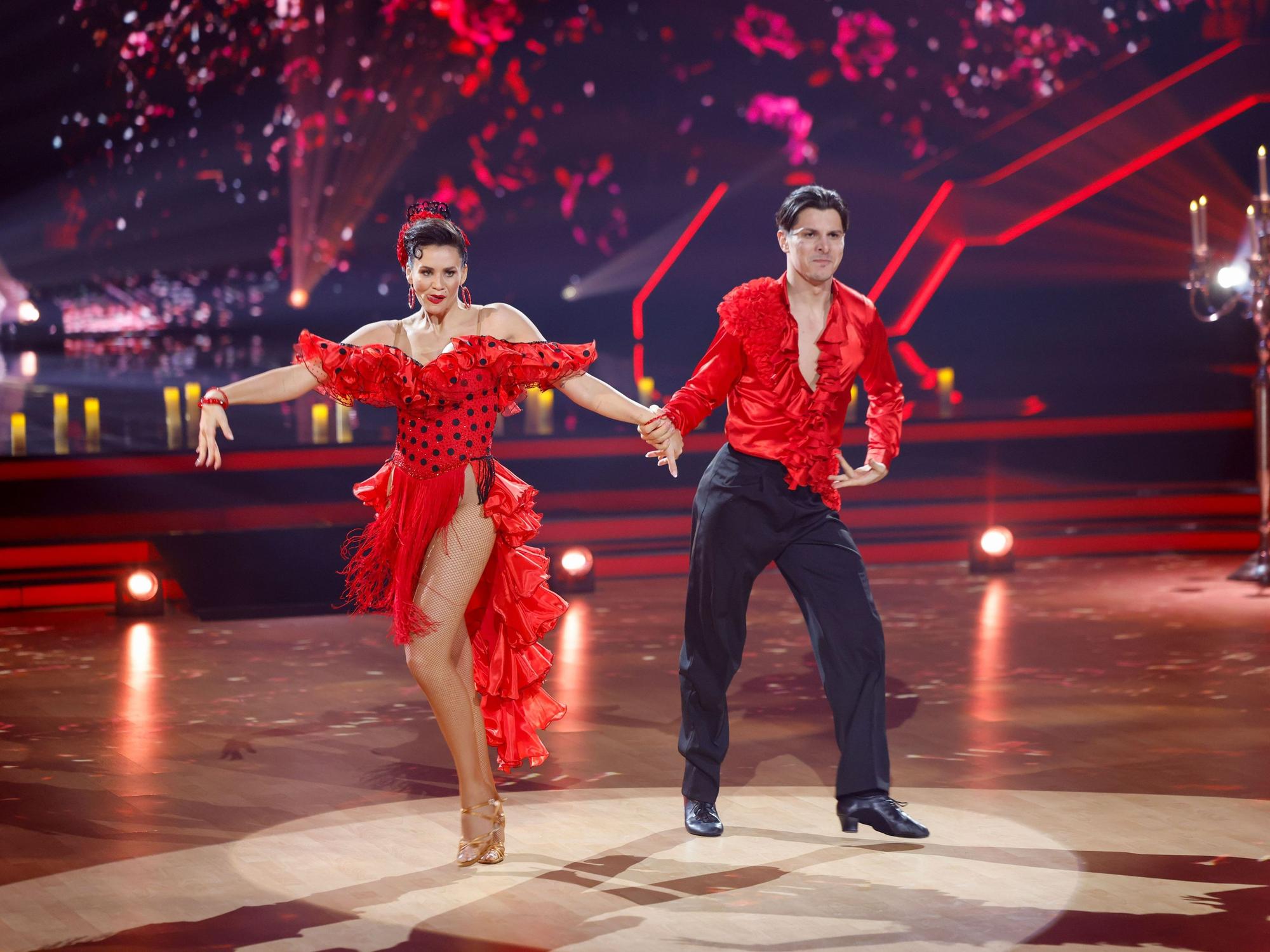 29.03.2026, Nordrhein-Westfalen, Köln: Betty Taube, Content Creatorin, und Profitänzer Alexandru Ionel tanzen in der RTL-Tanzshow «Let's Dance» im Coloneum auf der Bühne. Foto: Thomas Banneyer/dpa +++ dpa-Bildfunk +++