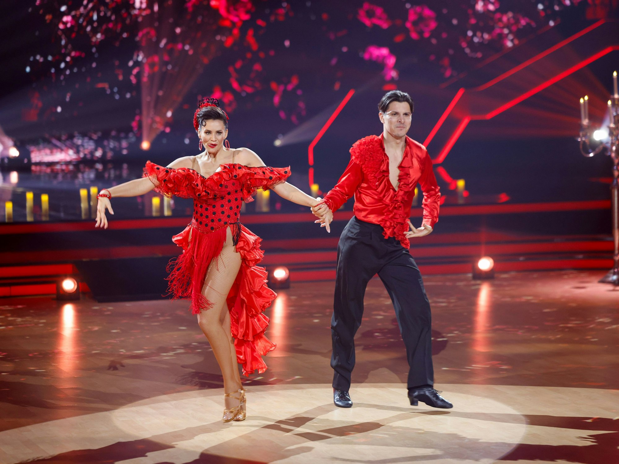 29.03.2026, Nordrhein-Westfalen, Köln: Betty Taube, Content Creatorin, und Profitänzer Alexandru Ionel tanzen in der RTL-Tanzshow «Let's Dance» im Coloneum auf der Bühne. Foto: Thomas Banneyer/dpa +++ dpa-Bildfunk +++