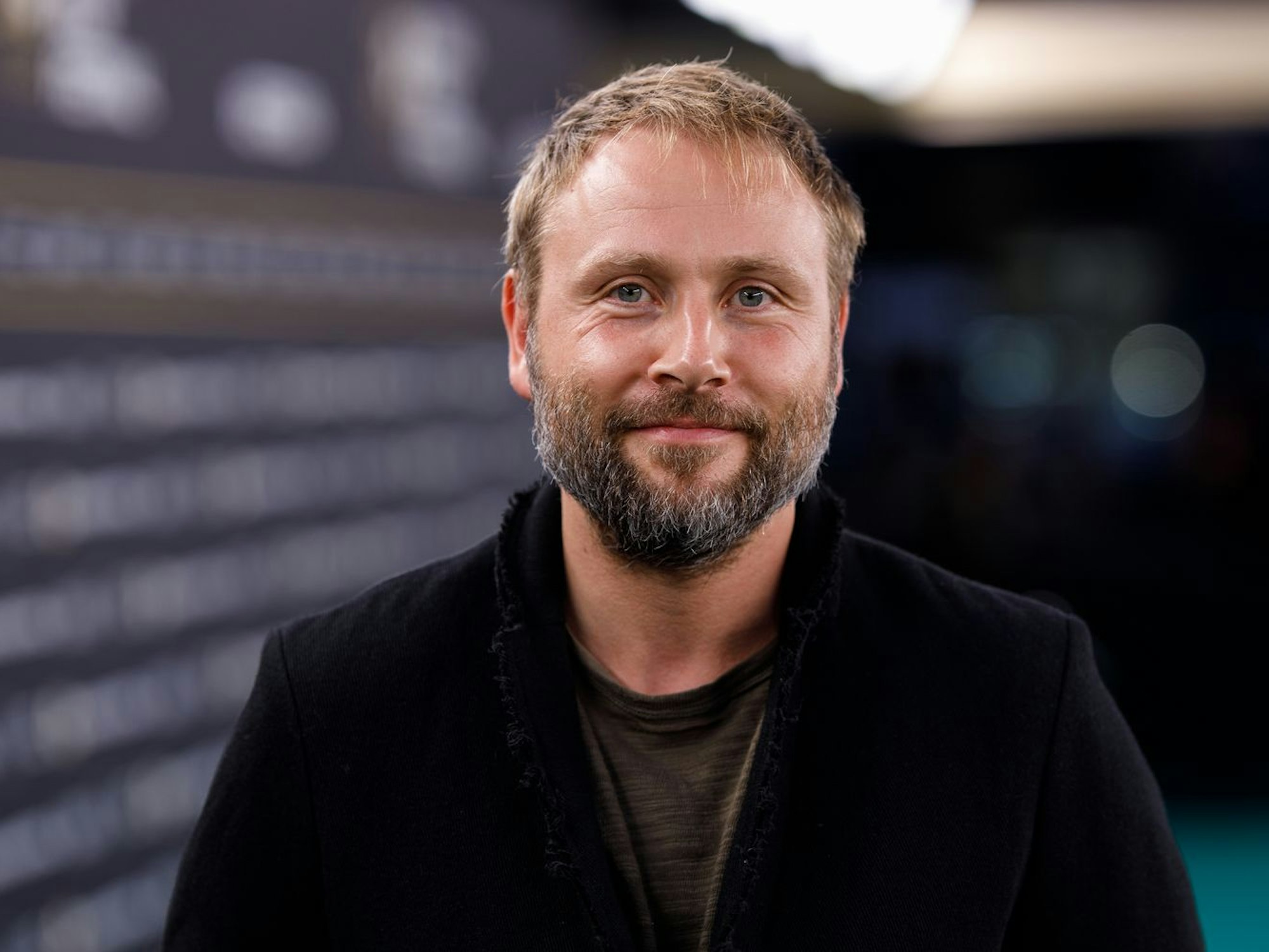 Der Autodidakt Max Riemelt entwickelte sich zu einem der renommiertesten deutschen Schauspieler. Er drehte mit bekannten Regisseuren wie Dominik Graf (“Im Angesicht des Verbrechens“) und wirkte in mehreren internationalen Produktionen mit wie „Sense8“ und „Matrix Resurrections“. (Bild: 2024 Getty Images/Joshua Sammer)