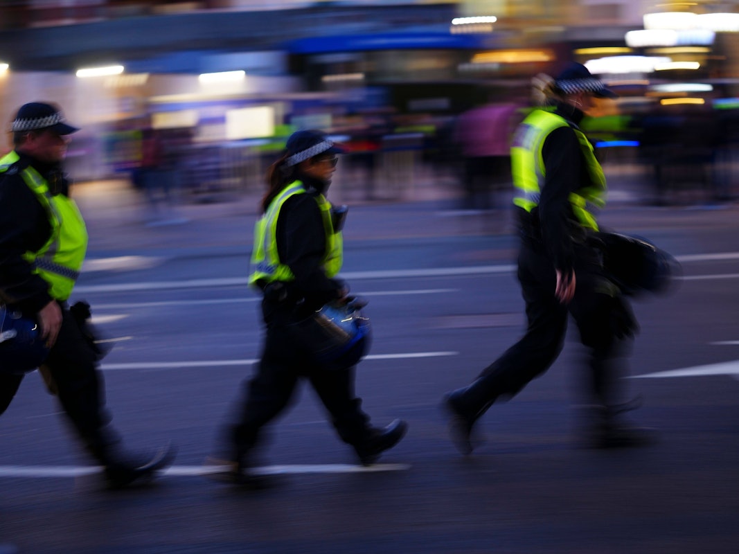 Das Symbolfoto zeigt britische Polizisten bei einem Einsatz.