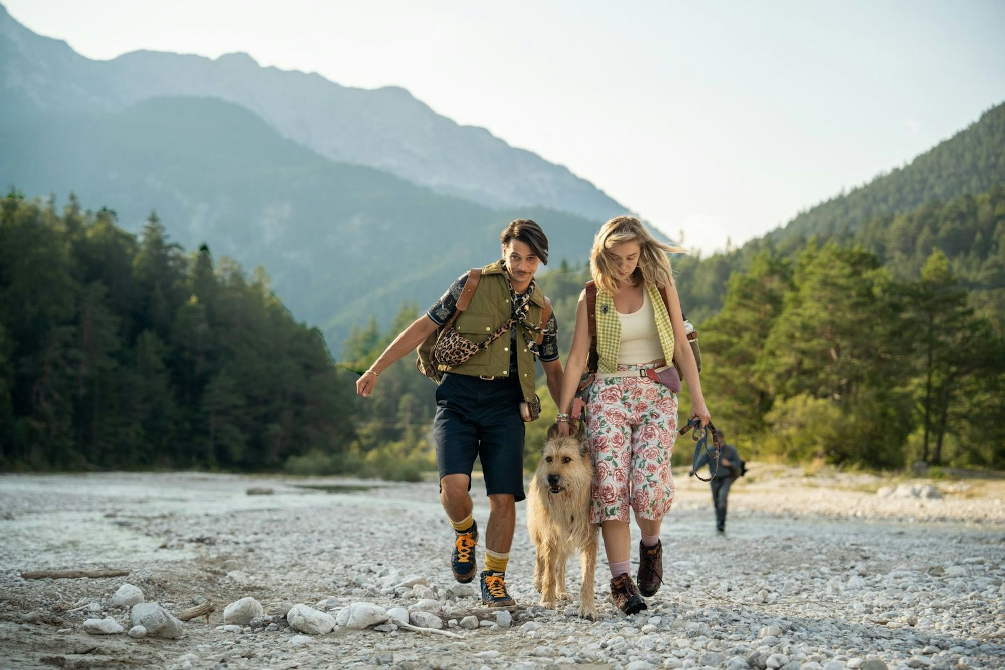 Ziggy (Doga Gürer) und Babs ( Anna Herrmann) beschreiten mit Hund einen Therapieweg. (Bild: © Sasha Ostrov / Netflix)