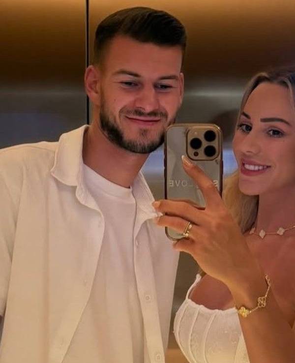 Vanessa Mariposa nimmt mit dem Handy ein gemeinsames Foto mit Tom Krauß auf.