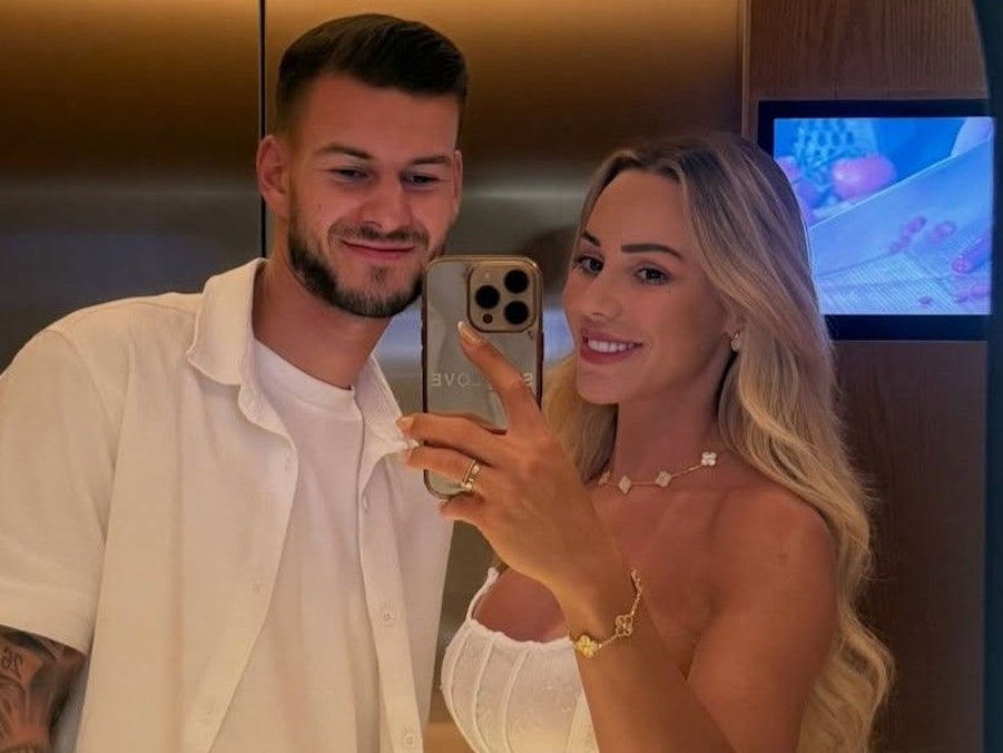 Vanessa Mariposa nimmt mit dem Handy ein gemeinsames Foto mit Tom Krauß auf.