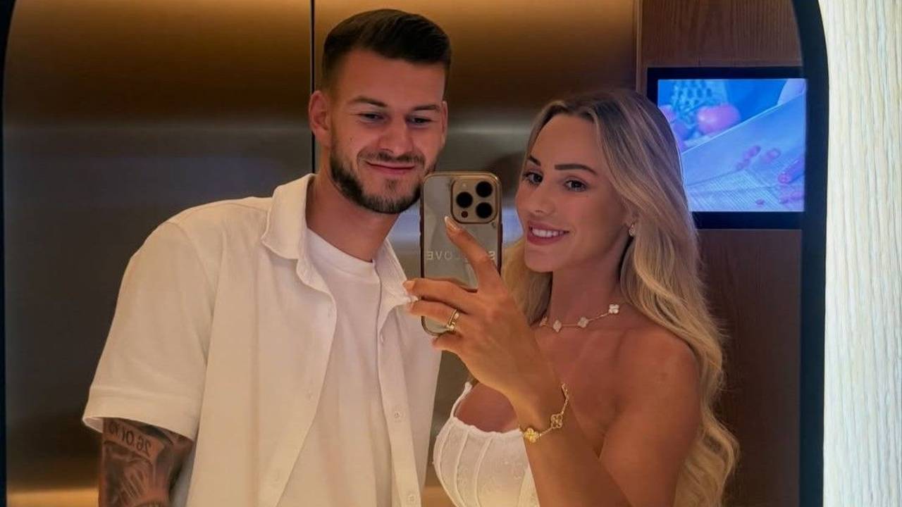 Vanessa Mariposa nimmt mit dem Handy ein gemeinsames Foto mit Tom Krauß auf.
