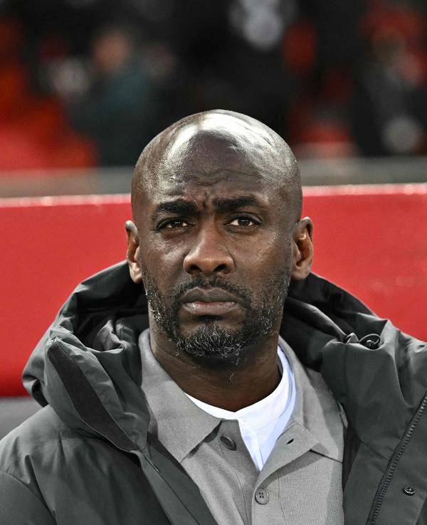 Nationaltrainer Otto Addo steht an der Seitenlinie.