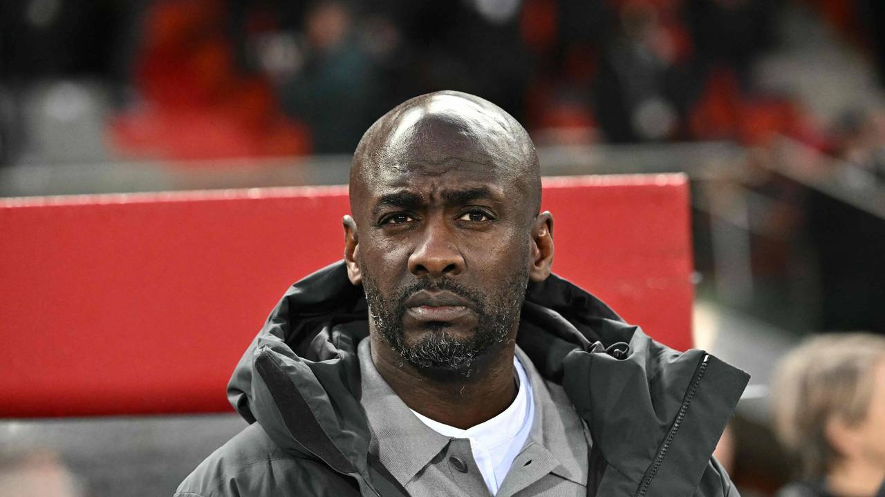 Nationaltrainer Otto Addo steht an der Seitenlinie.