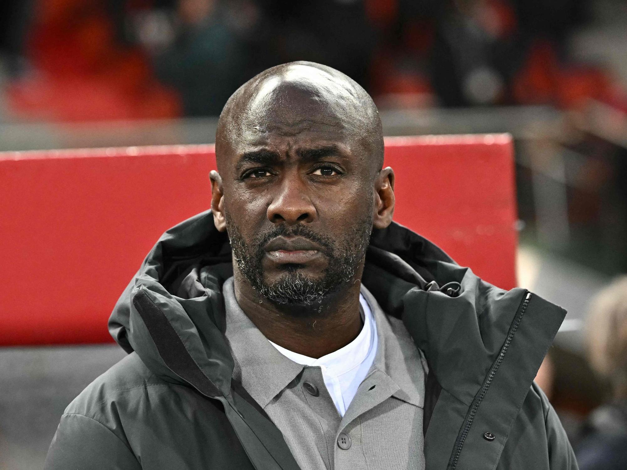 Nationaltrainer Otto Addo steht an der Seitenlinie.