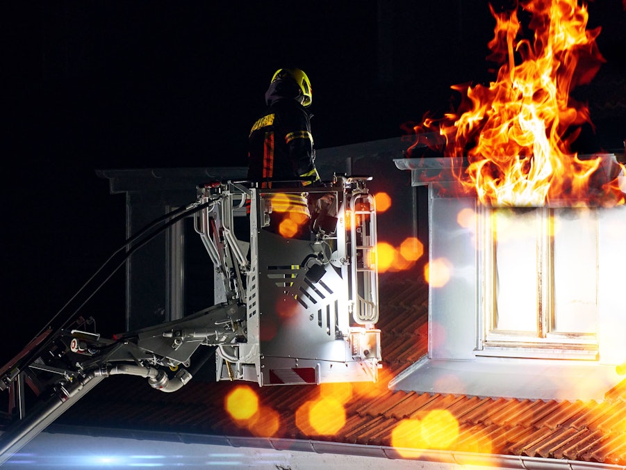 Feuerwehrmann Drehleiter Dachbrand Flammen