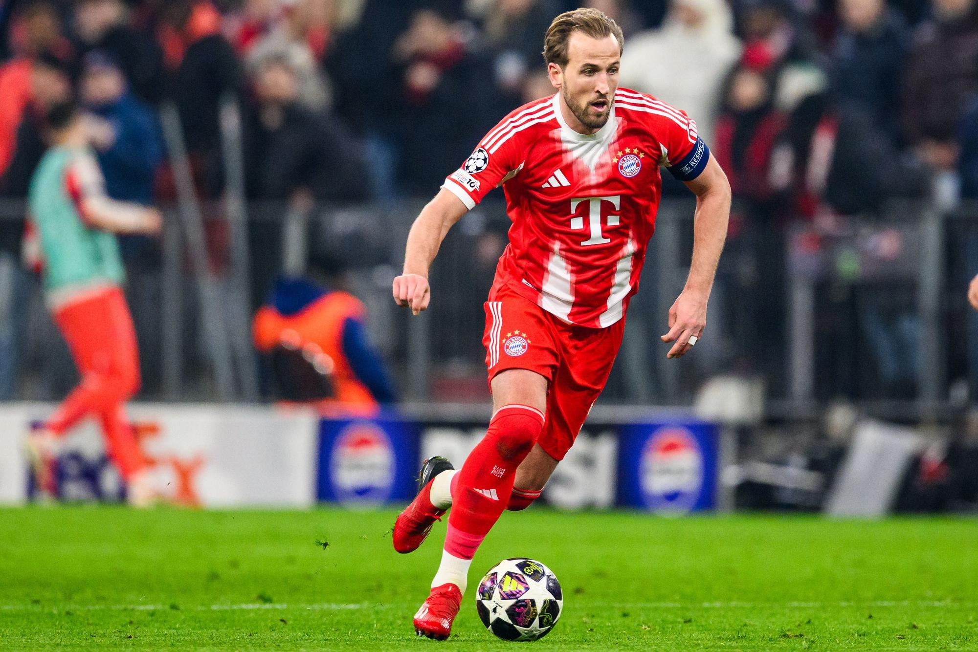 Harry Kane für den FC Bayern am Ball