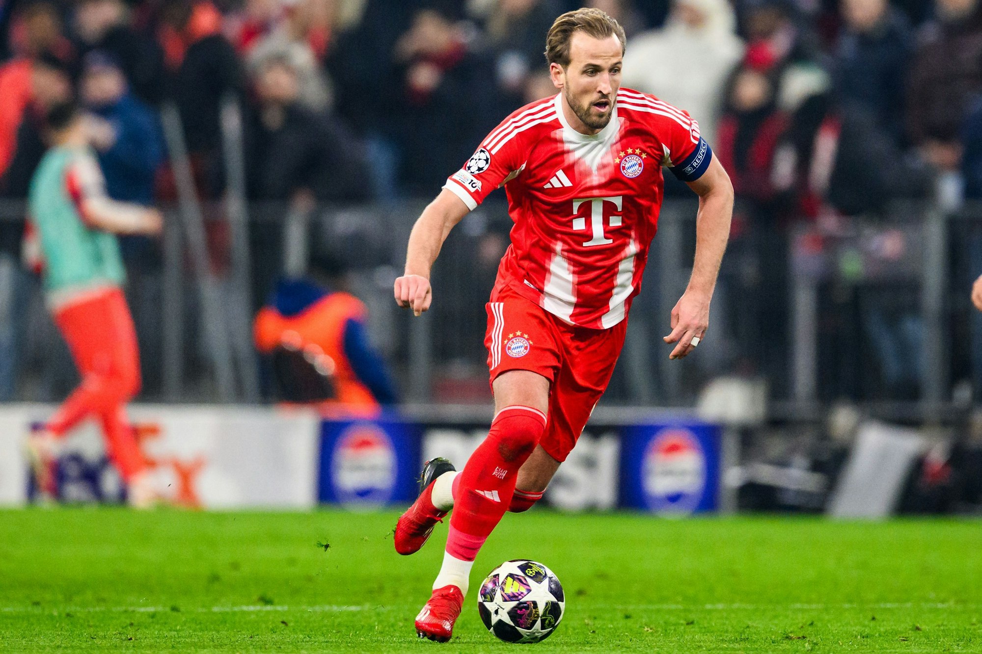 Harry Kane für den FC Bayern am Ball