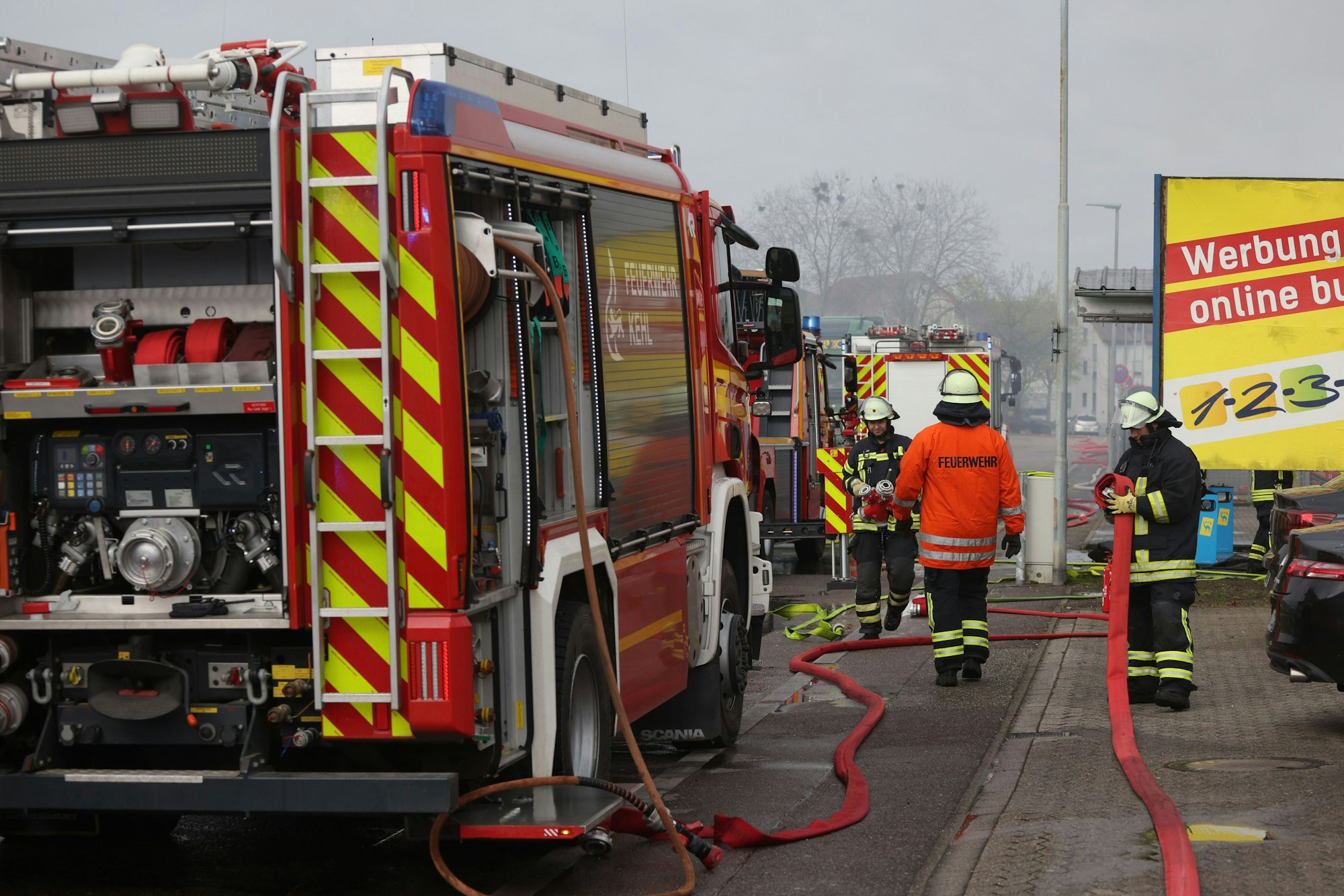 Die Feuerwehr beginnt mit den Aufräumarbeiten nach einem Brand in einem Club. Hunderte Feiernde retteten sich ins Freie.