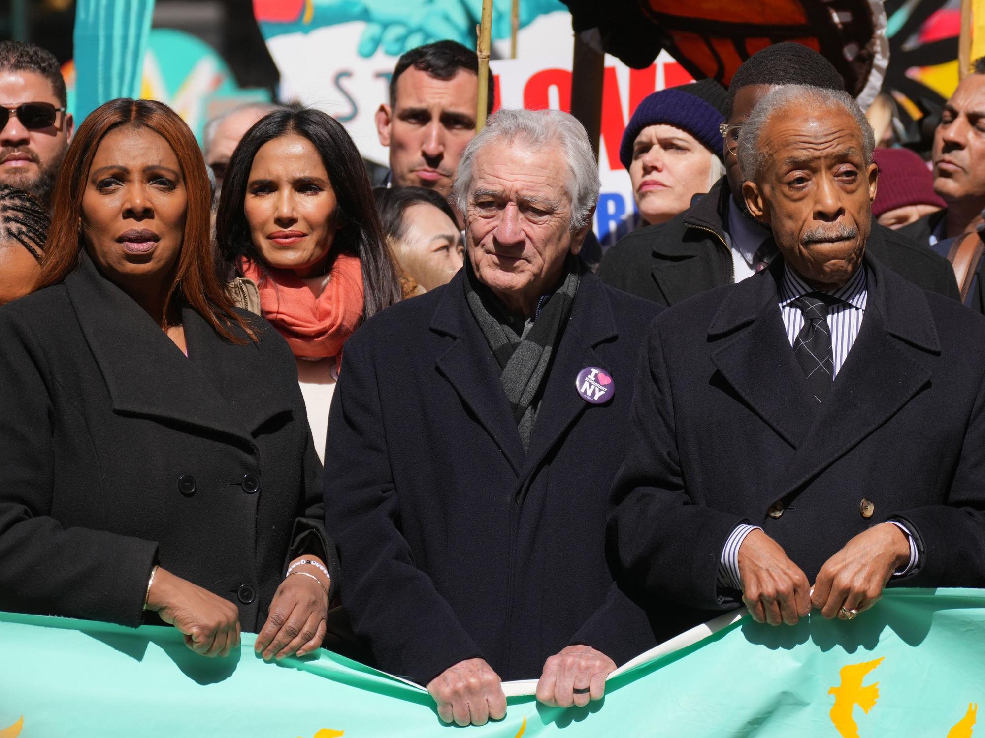 Die New Yorker Generalstaatsanwältin Letitia James, der Schauspieler Robert Di Niro und Rev. Al Sharpton (l-r) nehmen an einer „No Kings“-Demonstration in New York teil.