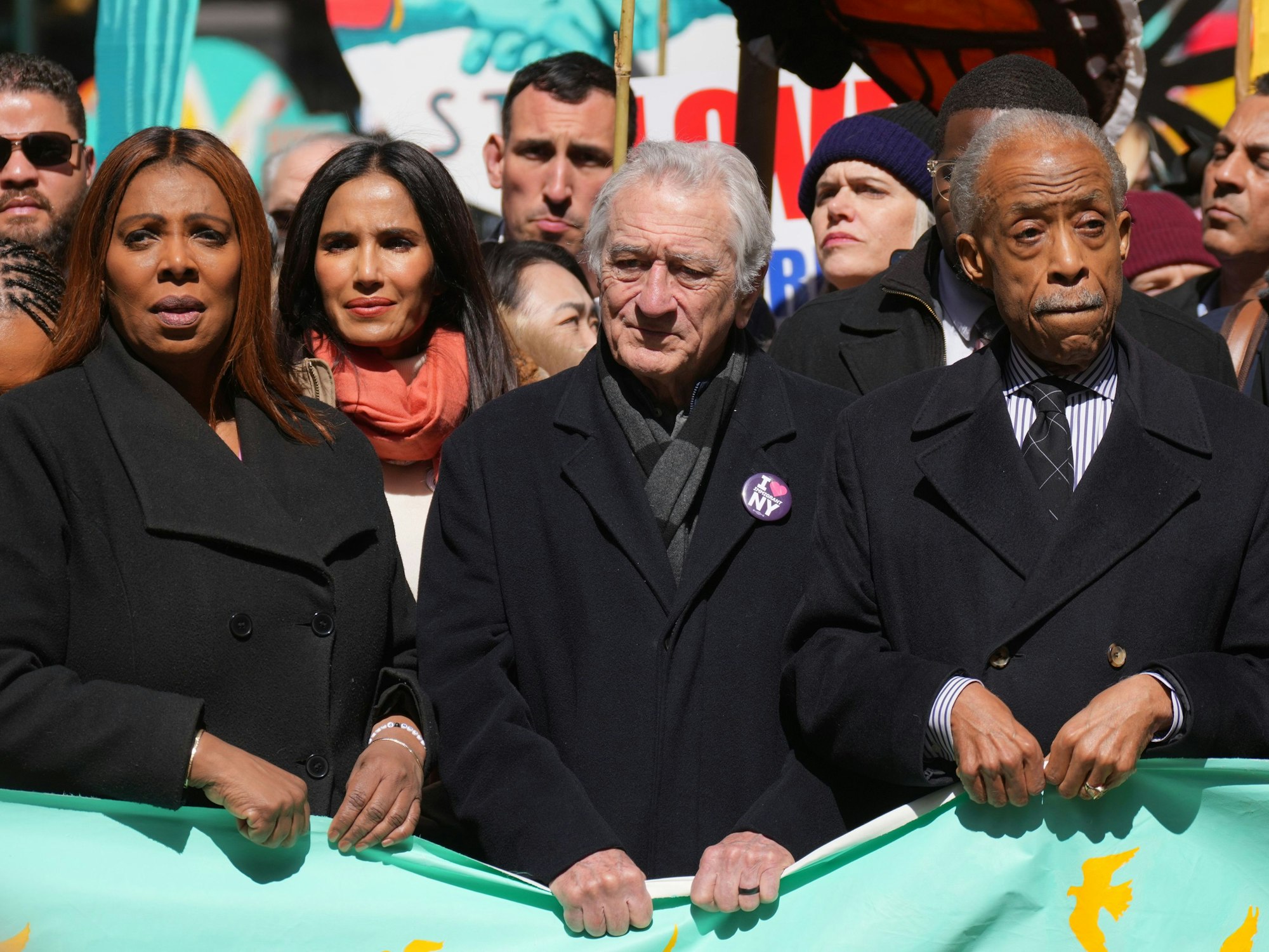 Die New Yorker Generalstaatsanwältin Letitia James, der Schauspieler Robert Di Niro und Rev. Al Sharpton (l-r) nehmen an einer „No Kings“-Demonstration in New York teil.