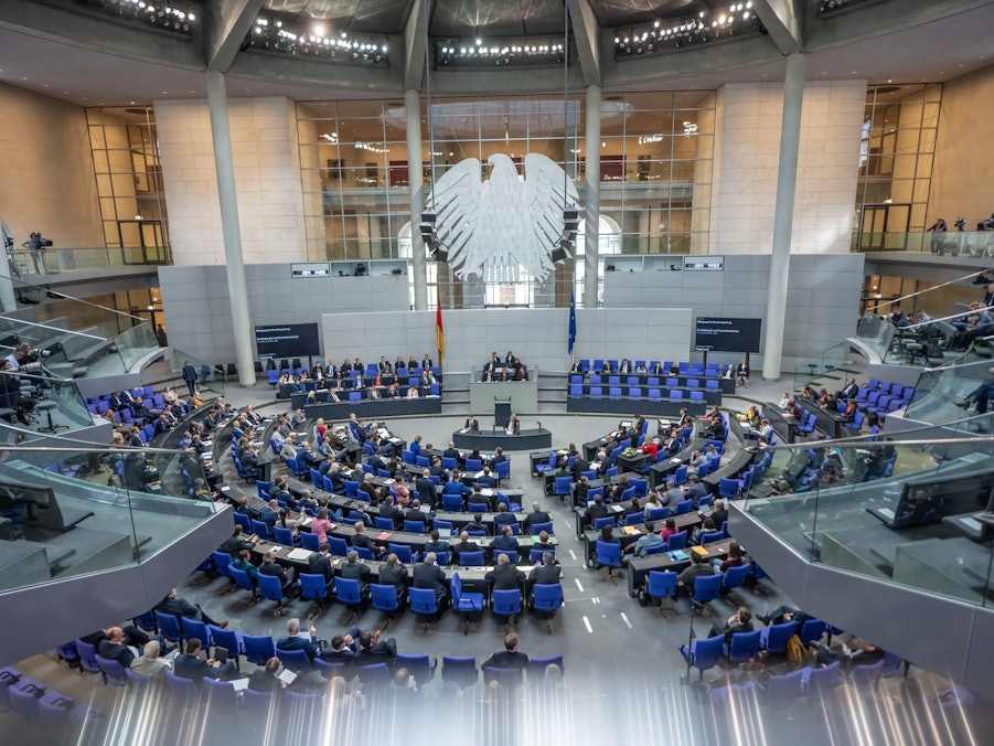 US-Flagge weht vor Stützpunkt Ramstein