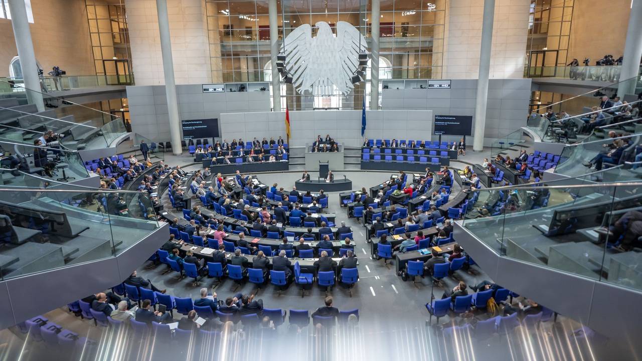 US-Flagge weht vor Stützpunkt Ramstein