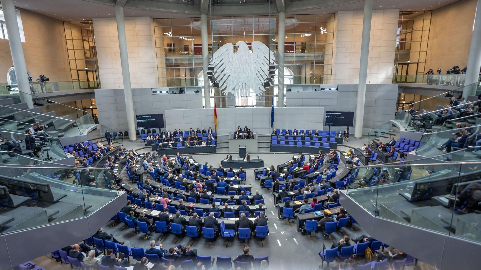 US-Flagge weht vor Stützpunkt Ramstein