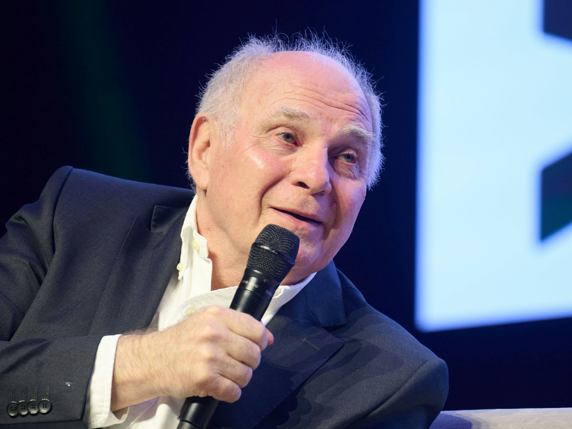 Uli Hoeneß, Ehrenpräsident des FC Bayern München, sitzt beim Daten- und KI-Festival auf der Bühne.