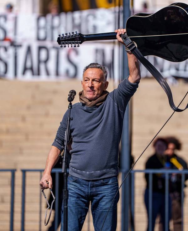 Bruce Springsteen sang auf der „No Kings“-Demo in Minnesota.
