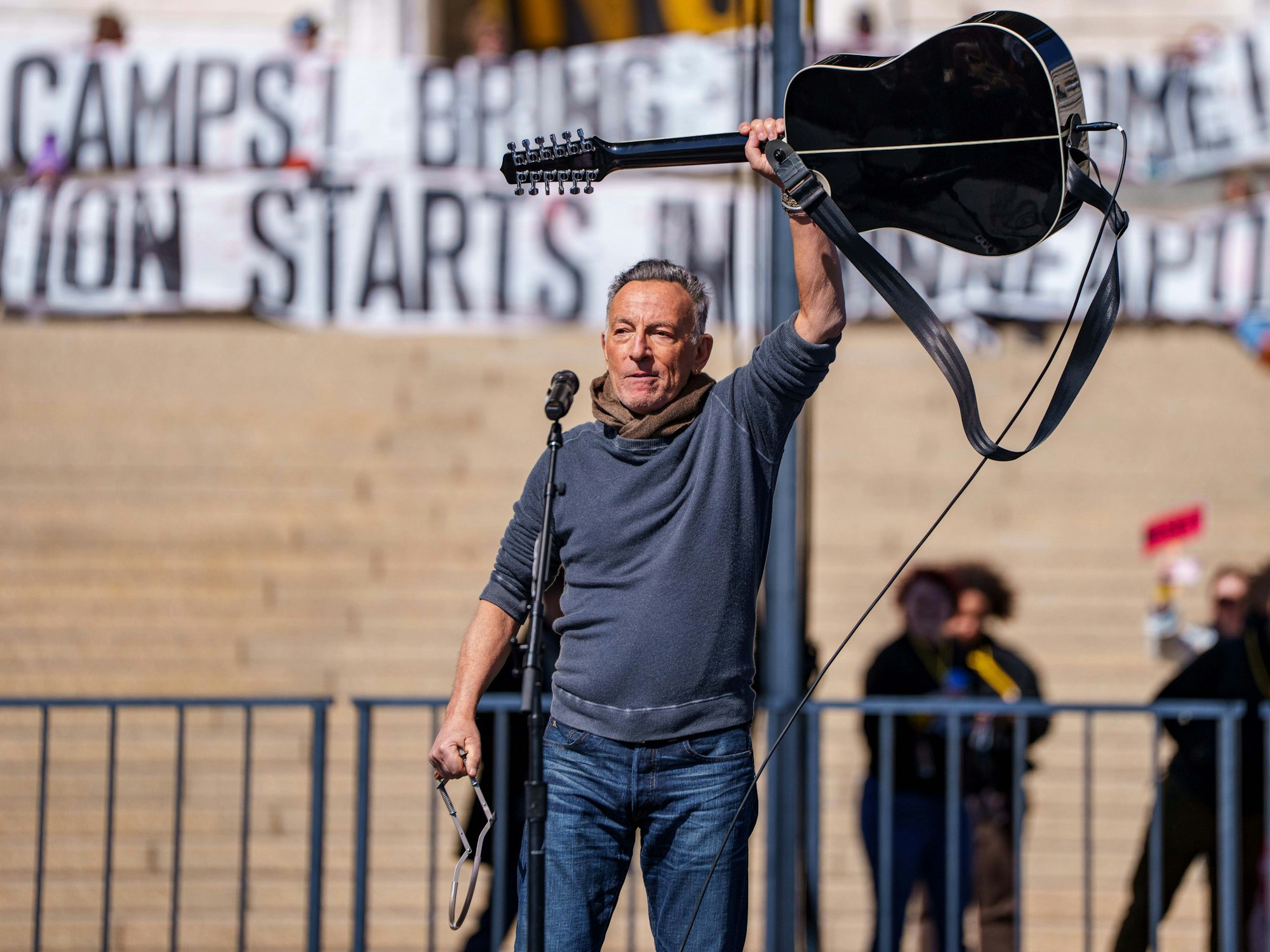 Bruce Springsteen sang auf der „No Kings“-Demo in Minnesota.