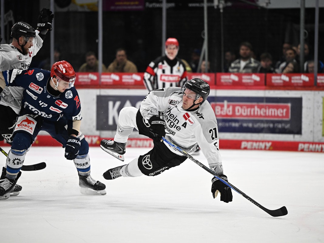 Spielszene in den DEL-Playoffs: Schwenningen - Kölner Haie.