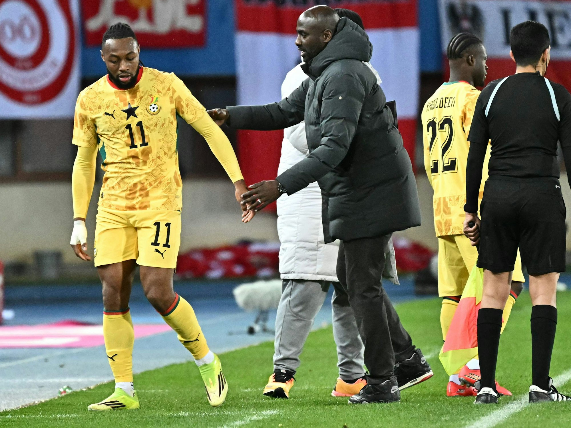 Otto Addo mit Stürmer Antoine Semenyo an der Seitenlinie.