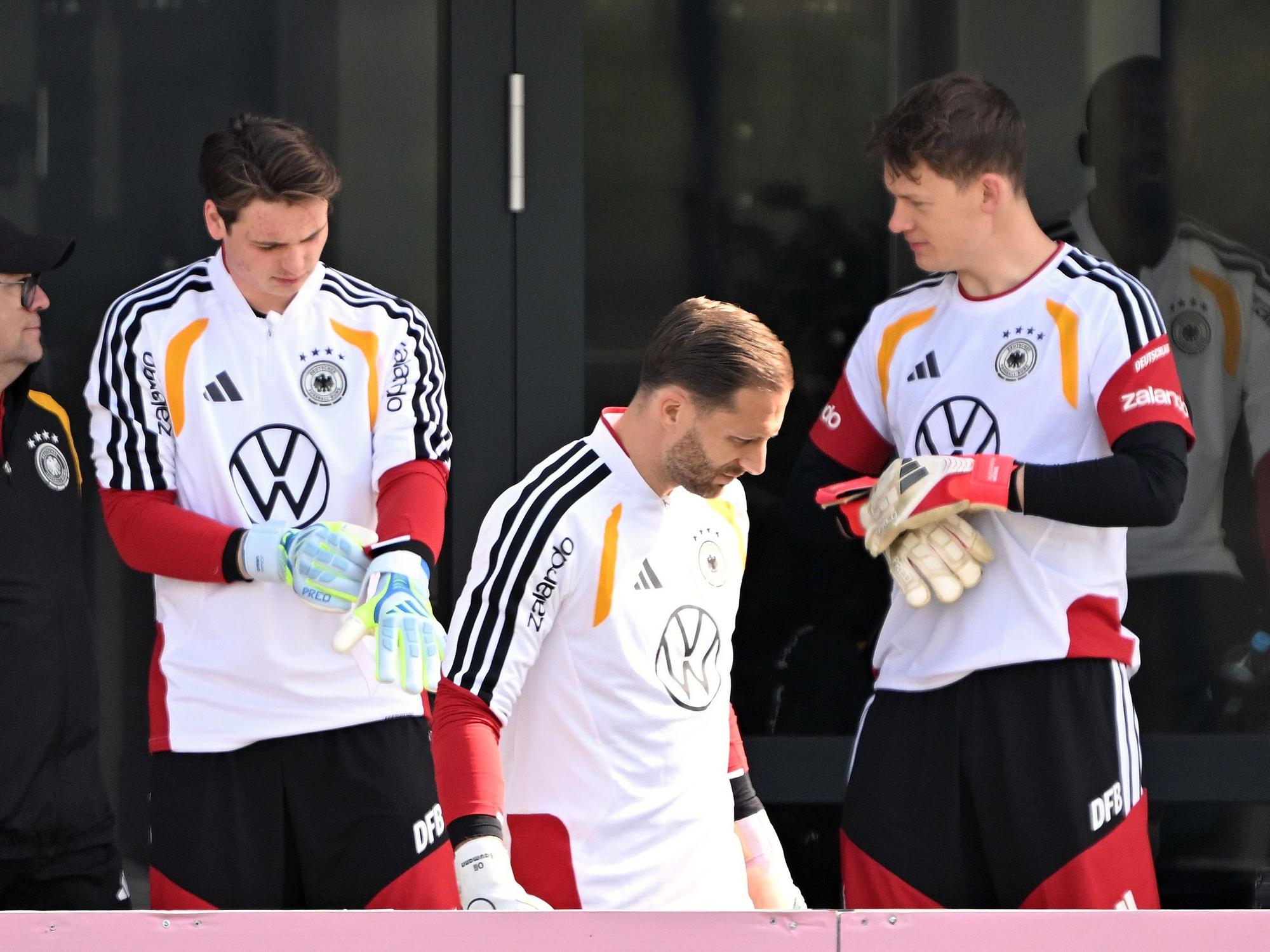 Die Torhüter Oliver Baumann, Alexander Nübel und Jonas Urbig bereiten sich auf das Training vor.