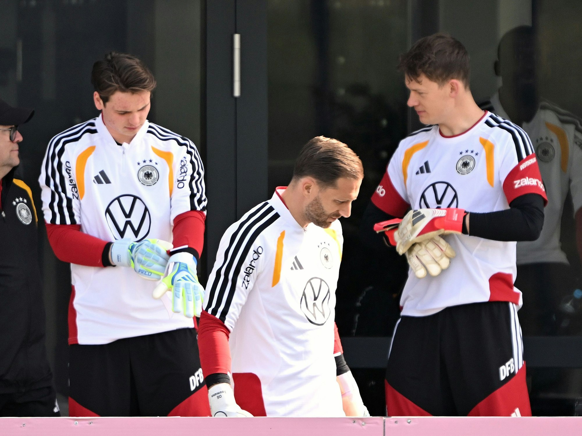 Die Torhüter Oliver Baumann, Alexander Nübel und Jonas Urbig bereiten sich auf das Training vor.