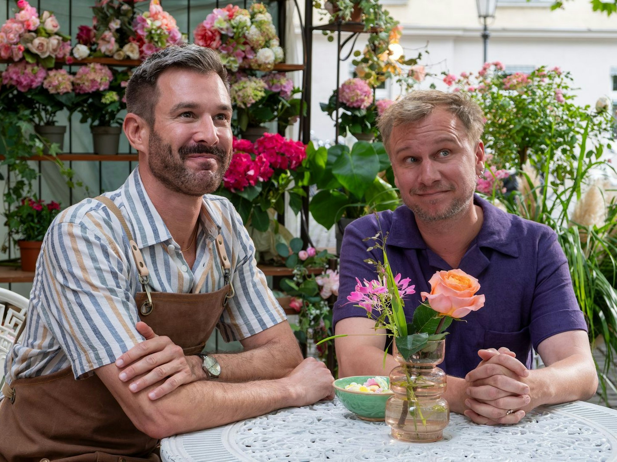 Die Floristen Mirko (Jochen Schropp, links) und Holger (Robert Stadlober) haben Angst, dass Yascha niemals seine große Liebe finden wird. (Bild: ZDF/Susanne Bernhard)